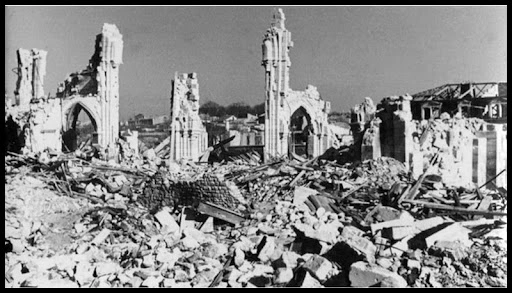 Les USA ont testé le bombardement au napalm à Royan en avril 1945.