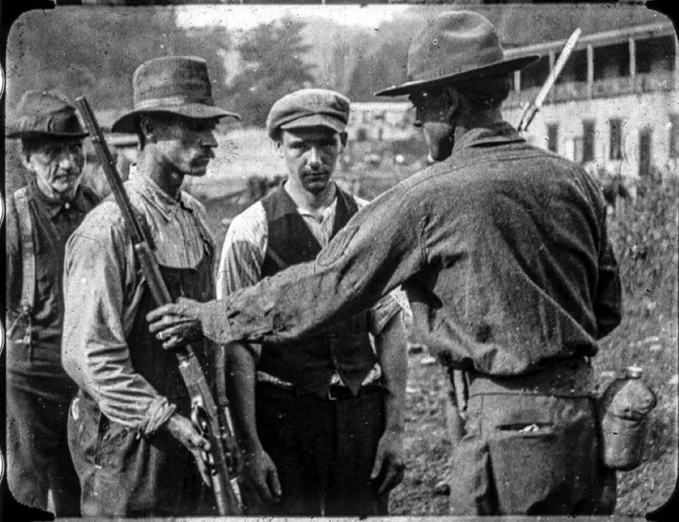 Blair Mountain : une grève réprimée par un bombardement aérien.