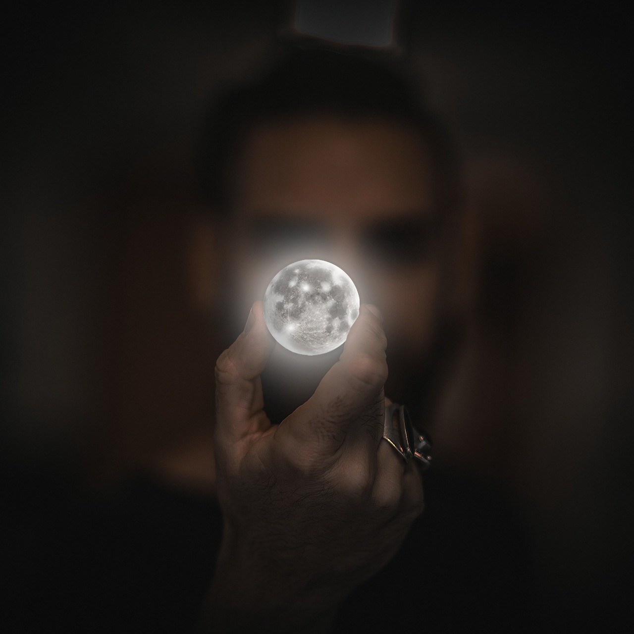 🌝 Quand le doigt cache la lune : stratégies de diversion et enjeux politiques